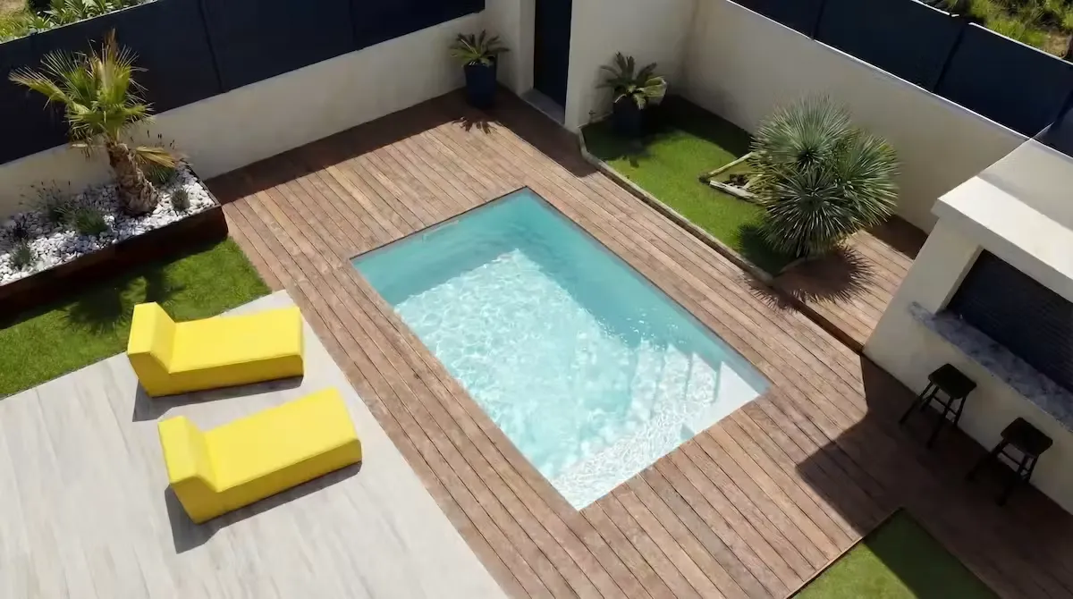 Modèle Star 4 installé à Marseille 9, deck en bois clair, transats jaunes et bordure plantée de palmiers