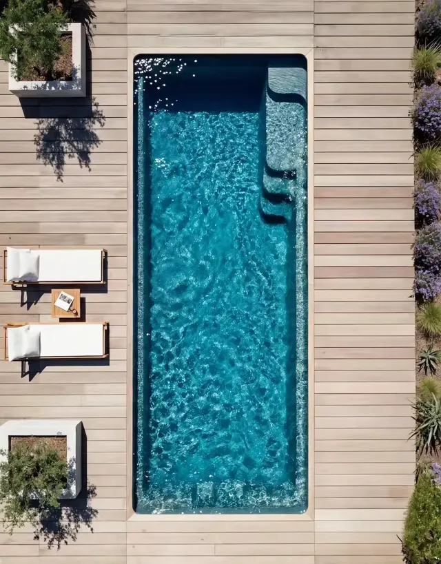 Vue aérienne du modèle Swim, couloir de nage rectangulaire entouré d'un deck en bois et transats teck