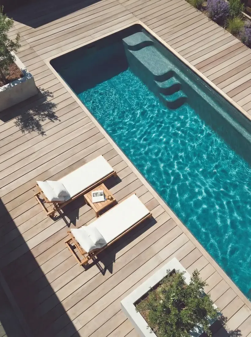 Vue aérienne du modèle Swim 6 installé à Sanary, deck en bois clair, deux transats teck et bacs plantés